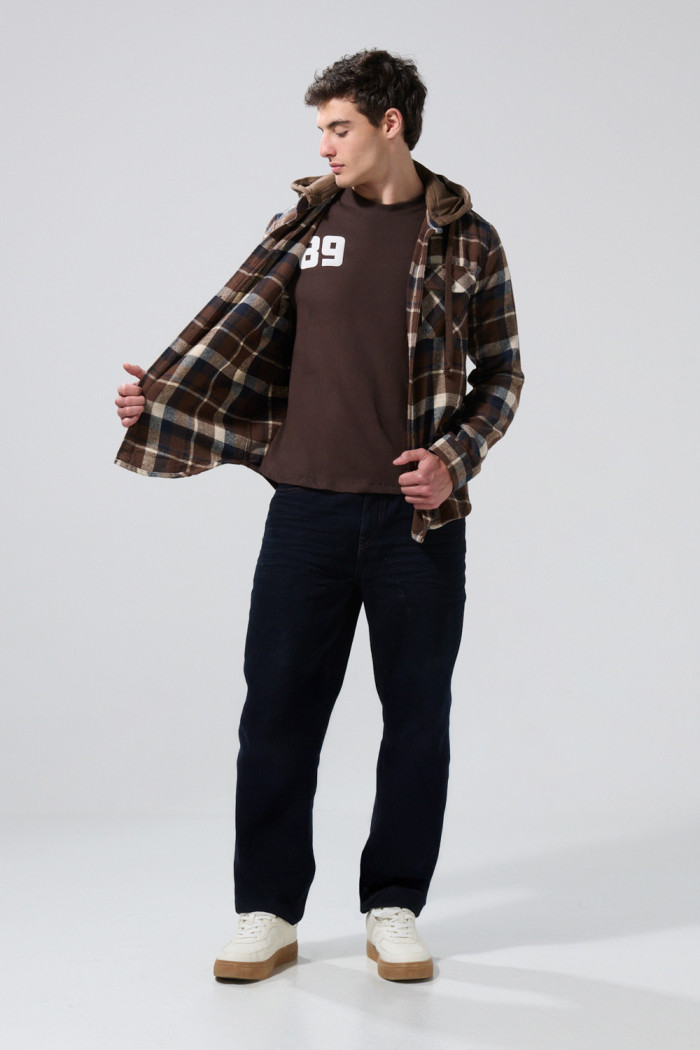 Sobrecamisa unicolor con capota, cuadros y bolsillos