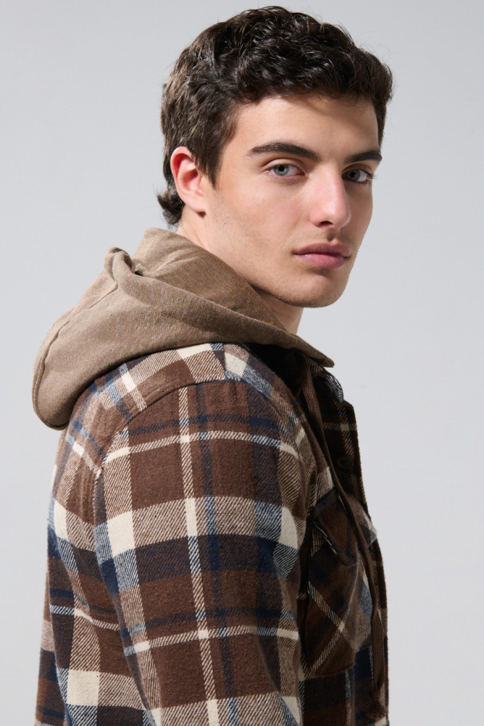 Sobrecamisa unicolor con capota, cuadros y bolsillos