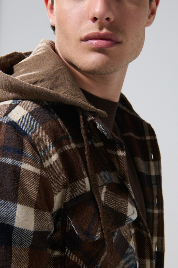 Sobrecamisa unicolor con capota, cuadros y bolsillos