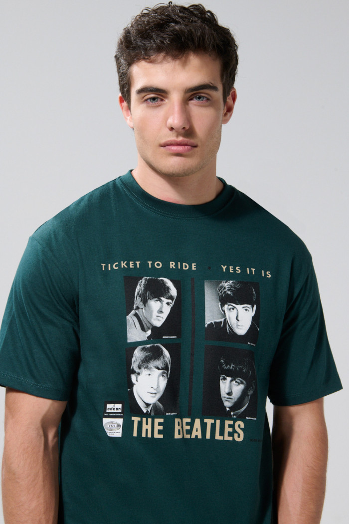 Camiseta cuello redondo verde con diseño de The Beatles
