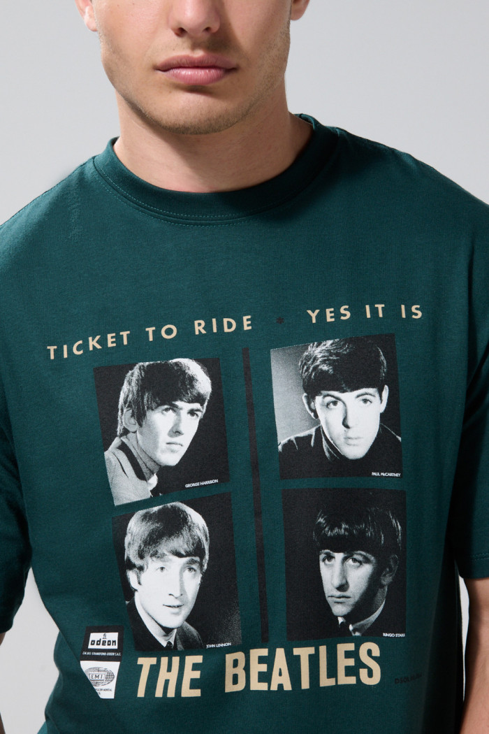 Camiseta cuello redondo verde con diseño de The Beatles