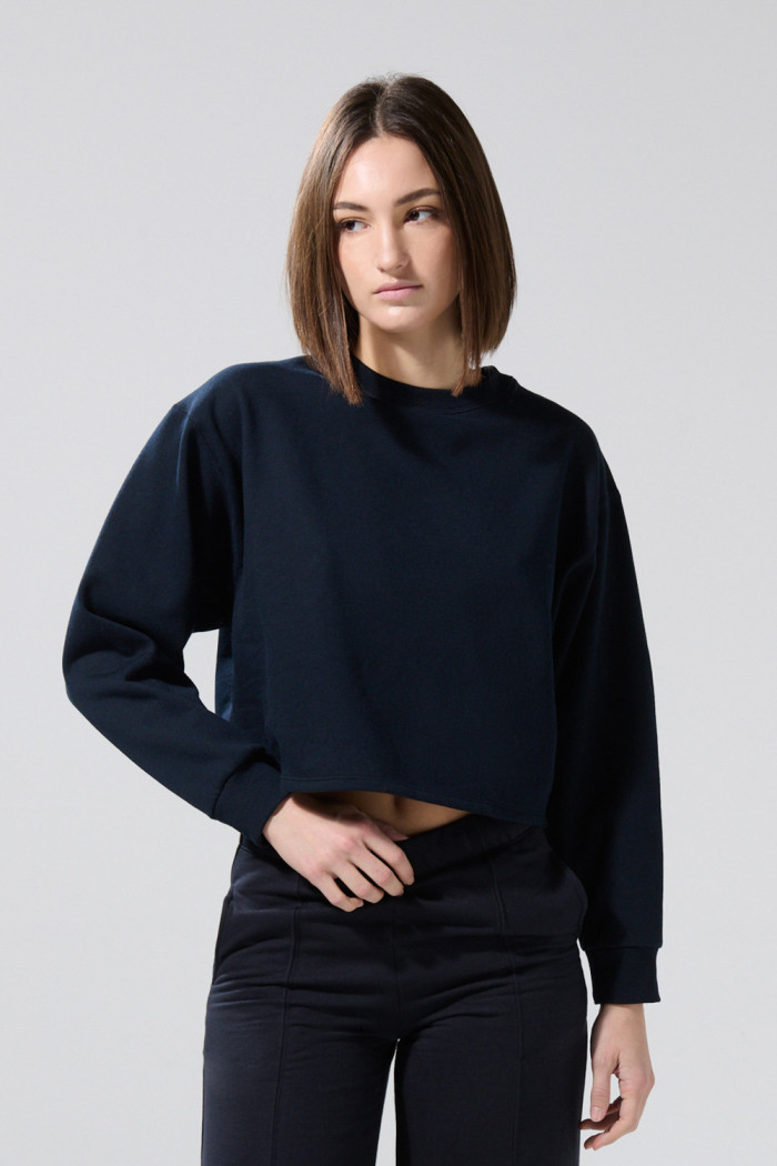 Buzo azul intenso crop top con cuello redondo