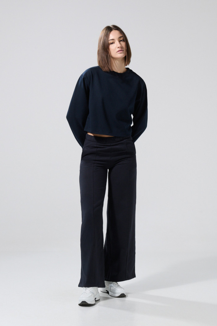 Buzo azul intenso crop top con cuello redondo