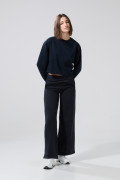 Buzo azul intenso crop top con cuello redondo