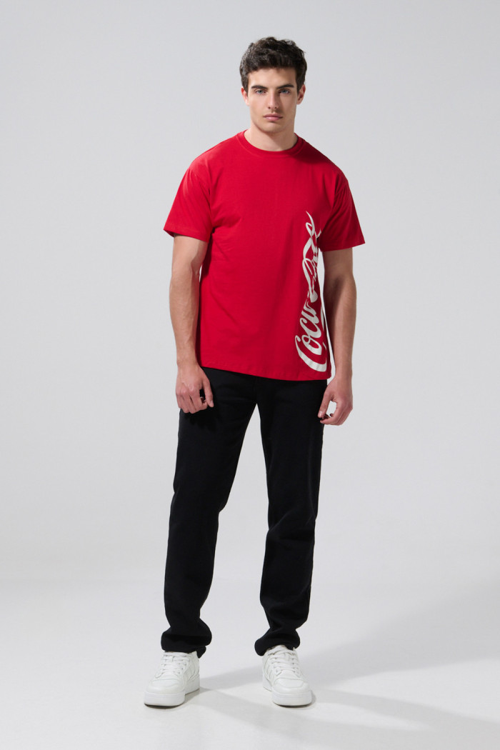 Camiseta roja intensa de Coca-Cola cuello redondo 
