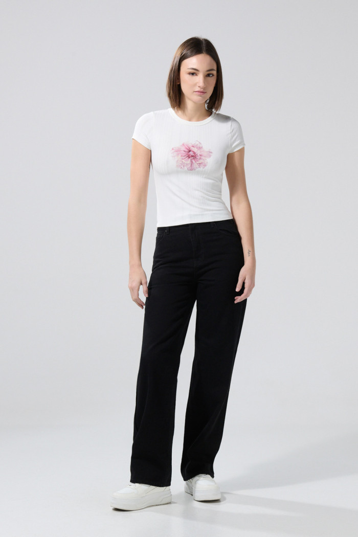 Camiseta crema cuello redondo con diseño de flor