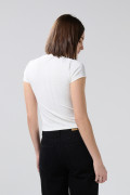 Camiseta crema cuello redondo con diseño de flor