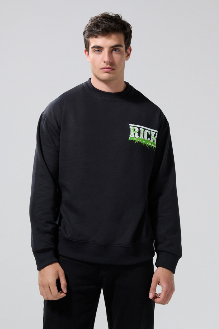 Buzo cuello redondo negro con artes de Rick and Morty