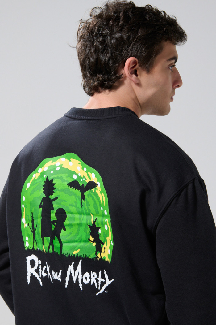 Buzo cuello redondo negro con artes de Rick and Morty