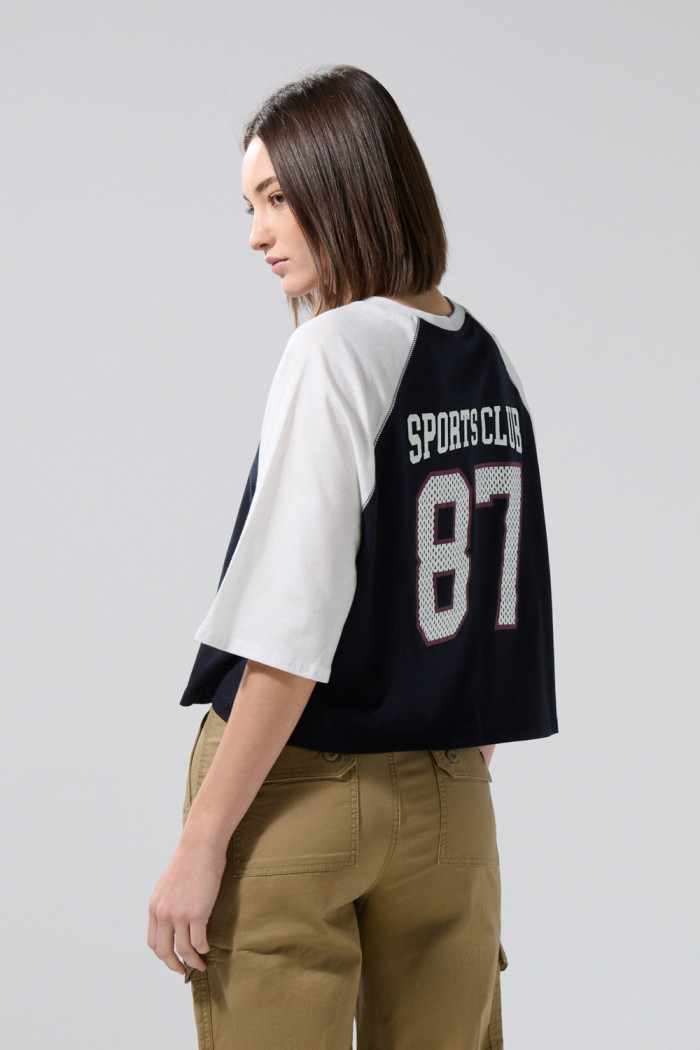 Camiseta azul crop top college con manga ranglan oversize