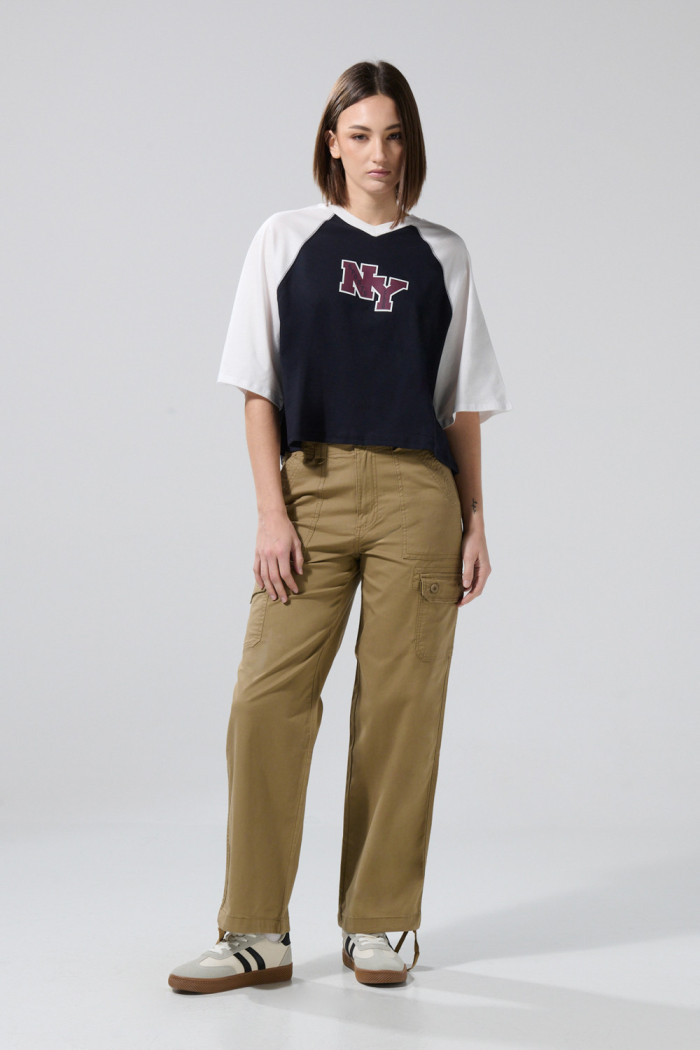 Camiseta azul crop top college con manga ranglan oversize