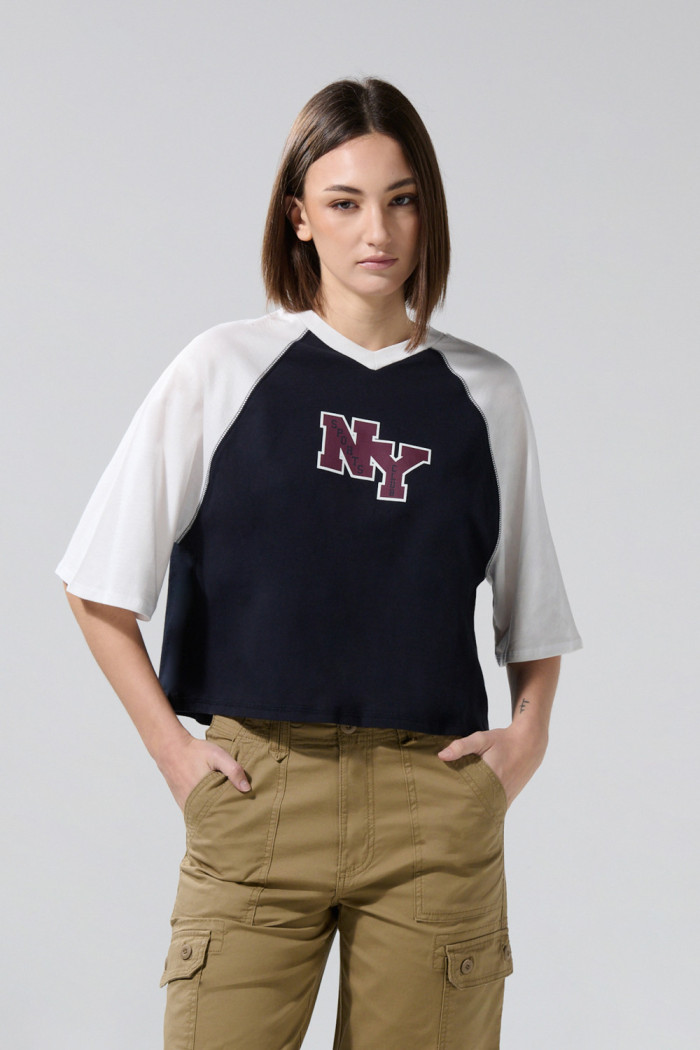 Camiseta azul crop top college con manga ranglan oversize