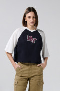 Camiseta azul crop top college con manga ranglan oversize