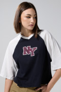 Camiseta azul crop top college con manga ranglan oversize