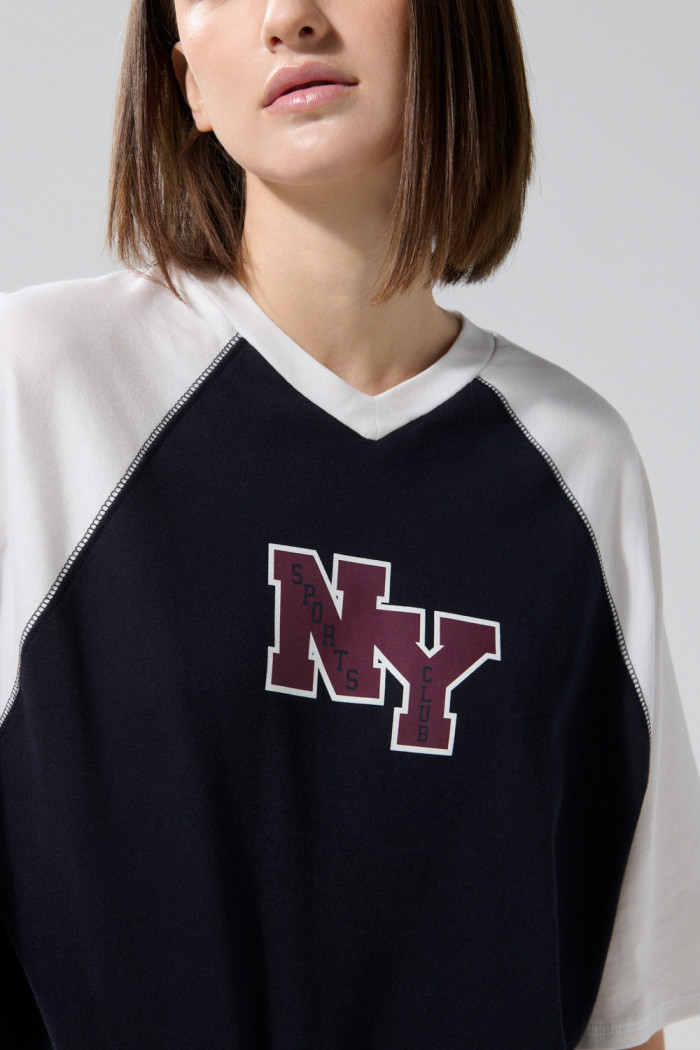 Camiseta azul crop top college con manga ranglan oversize