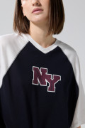 Camiseta azul crop top college con manga ranglan oversize