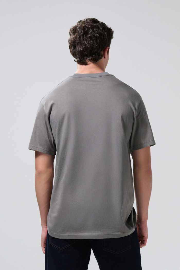 Camiseta gris de Looney Tunes con cuello redondo