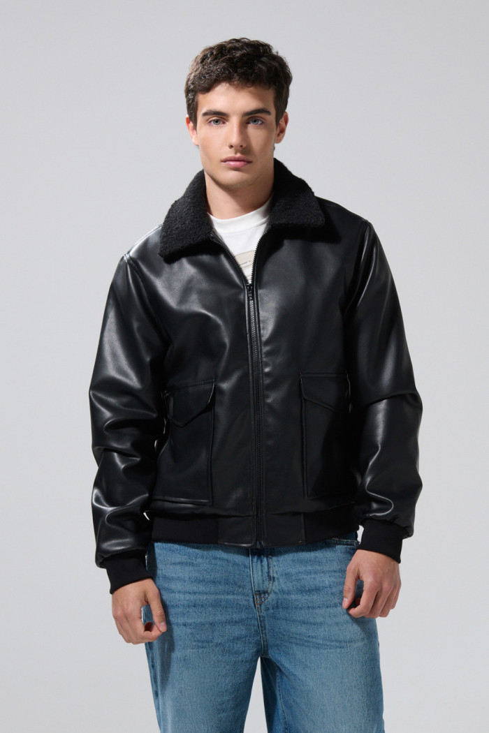 Chaqueta en PU negra con cuello trucker afelpado