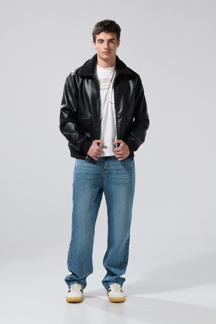Chaqueta en PU negra con cuello trucker afelpado