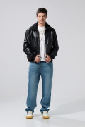 Chaqueta en PU negra con cuello trucker afelpado