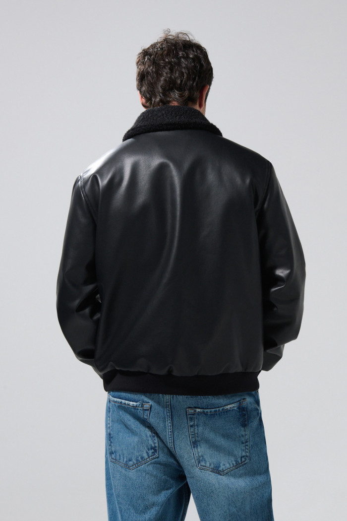 Chaqueta en PU negra con cuello trucker afelpado