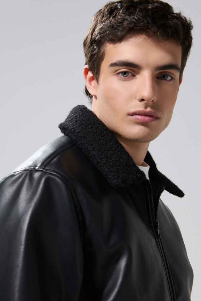 Chaqueta en PU negra con cuello trucker afelpado