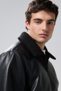 Chaqueta en PU negra con cuello trucker afelpado