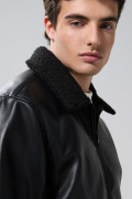 Chaqueta en PU negra con cuello trucker afelpado