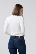 Camiseta cuello V crema clara con manga larga