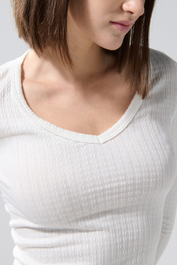 Camiseta cuello V crema clara con manga larga