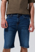 Bermuda tiro bajo slim en jean azul oscura con desgastes