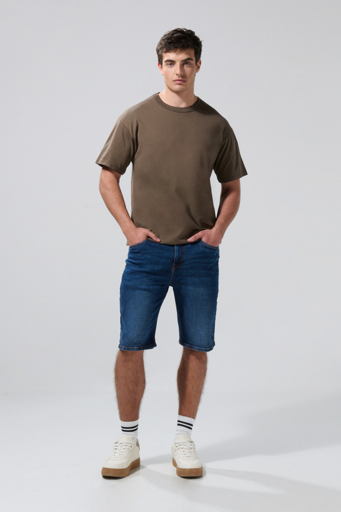 Bermuda tiro bajo slim en jean azul oscura con desgastes