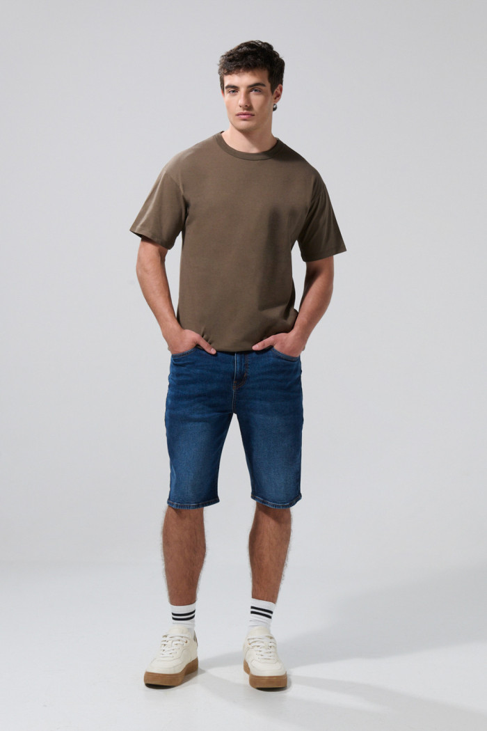 Bermuda tiro bajo slim en jean azul oscura con desgastes
