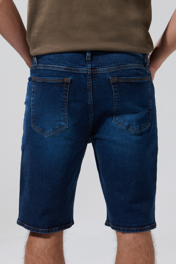 Bermuda tiro bajo slim en jean azul oscura con desgastes
