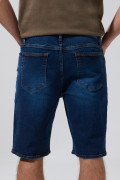 Bermuda tiro bajo slim en jean azul oscura con desgastes