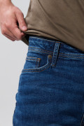 Bermuda tiro bajo slim en jean azul oscura con desgastes