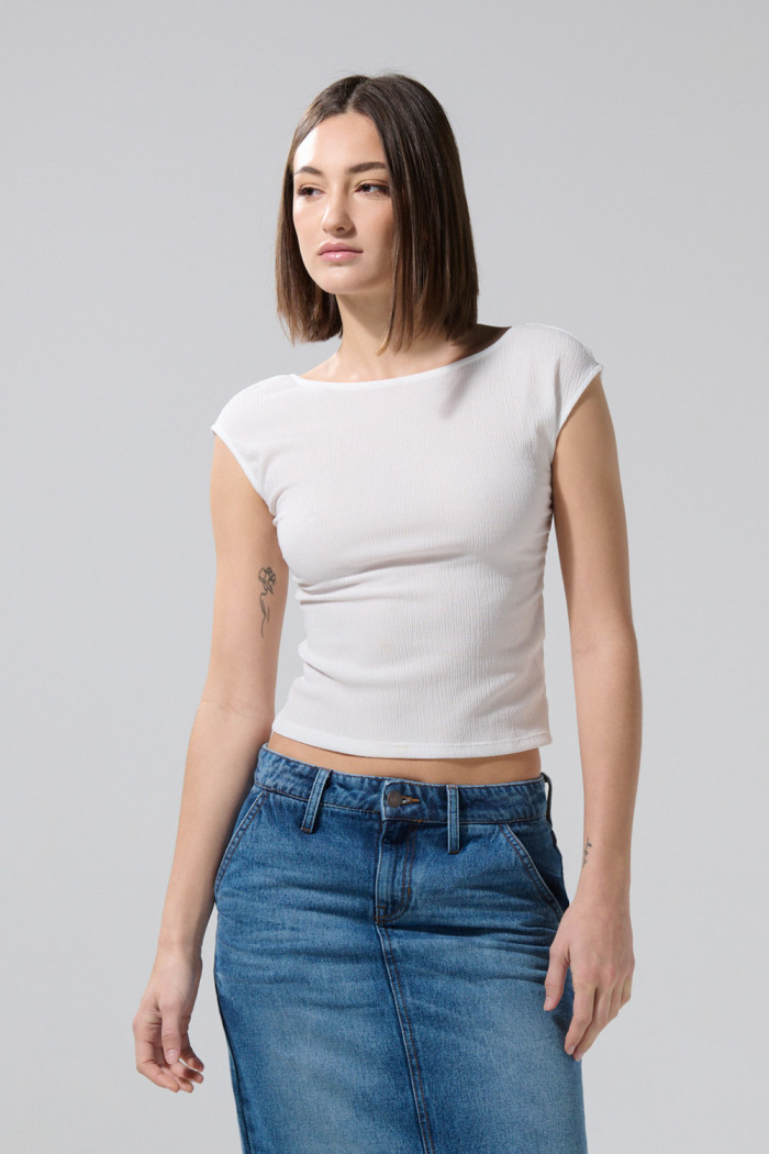 Camiseta unicolor manga corta con escote en espalda