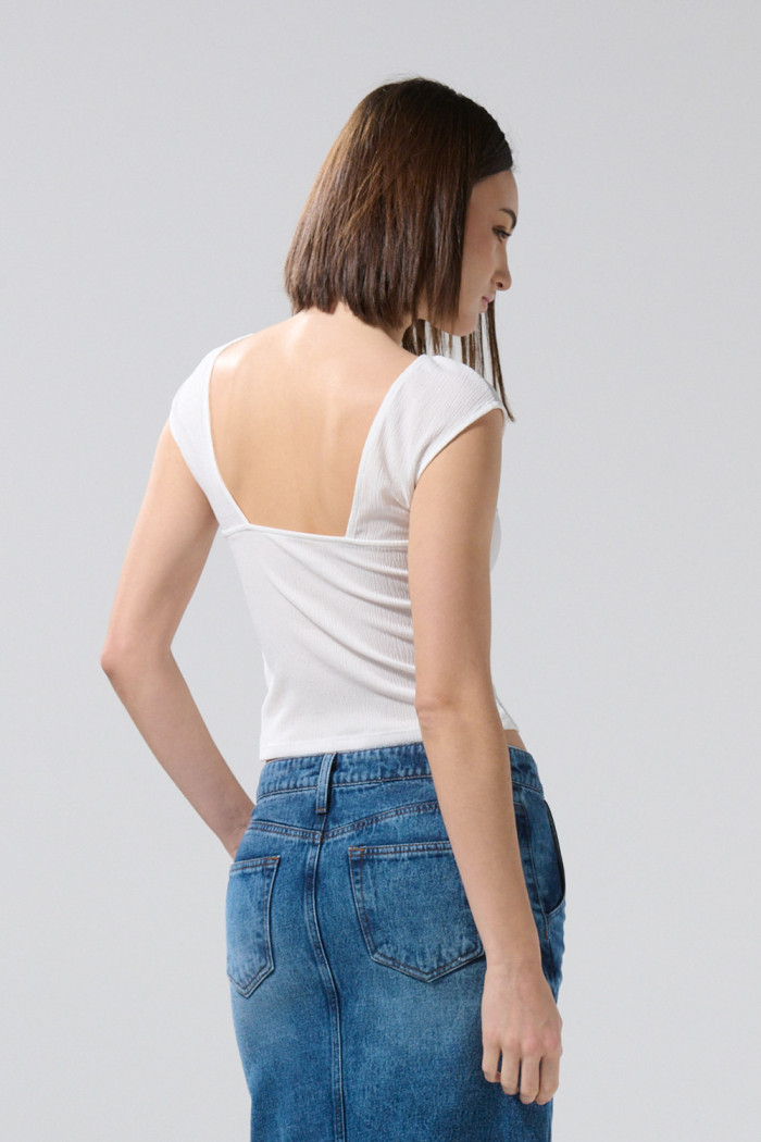 Camiseta unicolor manga corta con escote en espalda
