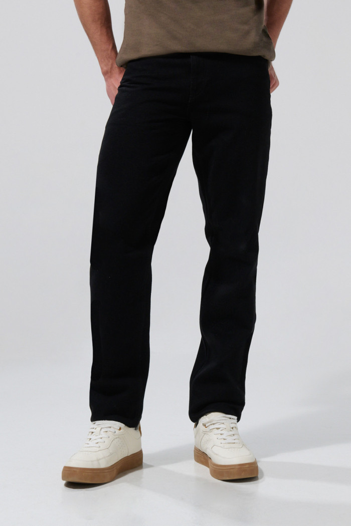 Jean 90´S negro bota recta con tiro bajo y bolsillos