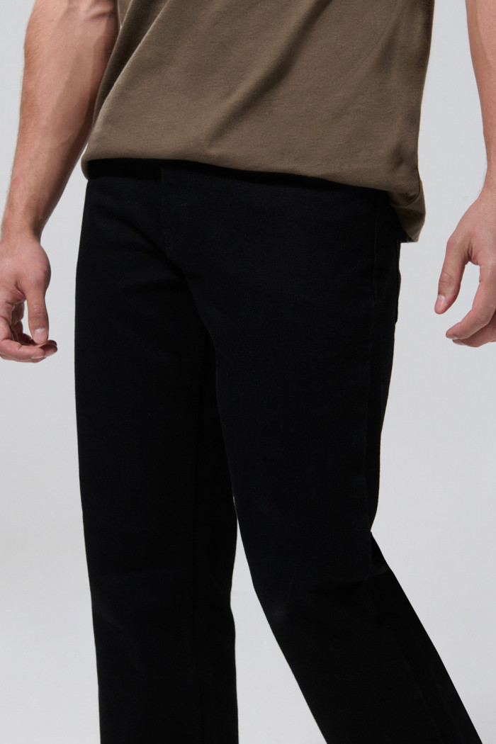 Jean 90´S negro bota recta con tiro bajo y bolsillos