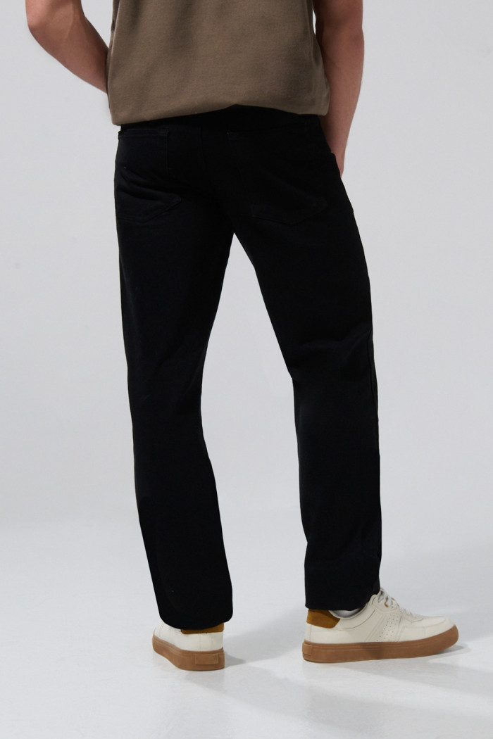 Jean 90´S negro bota recta con tiro bajo y bolsillos