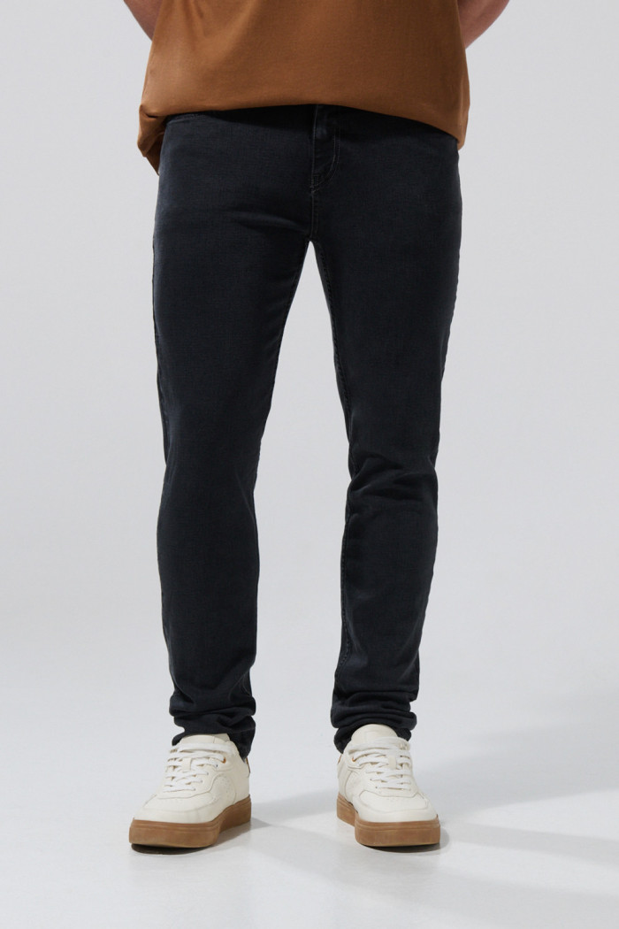 Jean gris oscuro slim tiro bajo ajustado con bolsillos