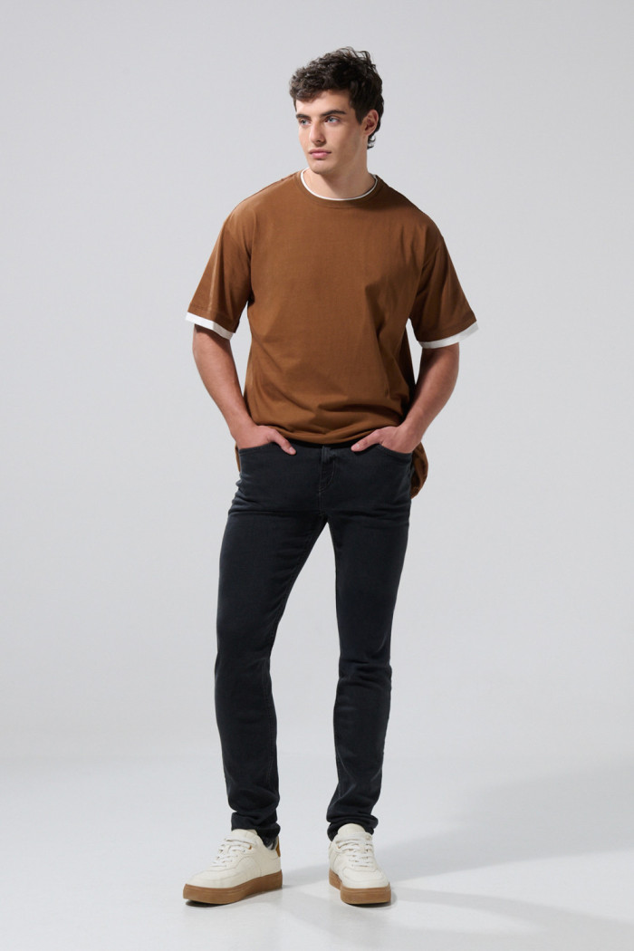 Jean gris oscuro slim tiro bajo ajustado con bolsillos
