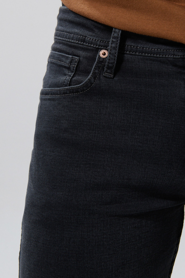 Jean gris oscuro slim tiro bajo ajustado con bolsillos