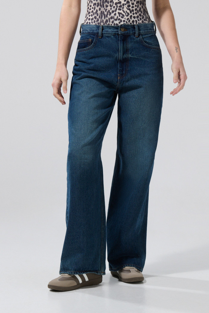 Jean azul oscuro baggy con tiro medio, bota ancha y bolsillos