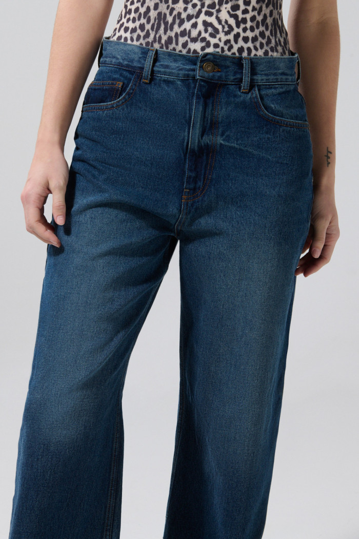 Jean azul oscuro baggy con tiro medio, bota ancha y bolsillos