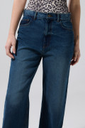 Jean azul oscuro baggy con tiro medio, bota ancha y bolsillos