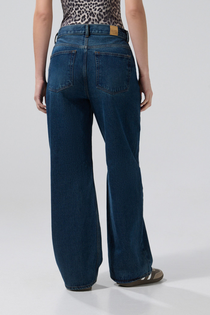Jean azul oscuro baggy con tiro medio, bota ancha y bolsillos