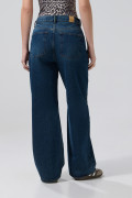 Jean azul oscuro baggy con tiro medio, bota ancha y bolsillos