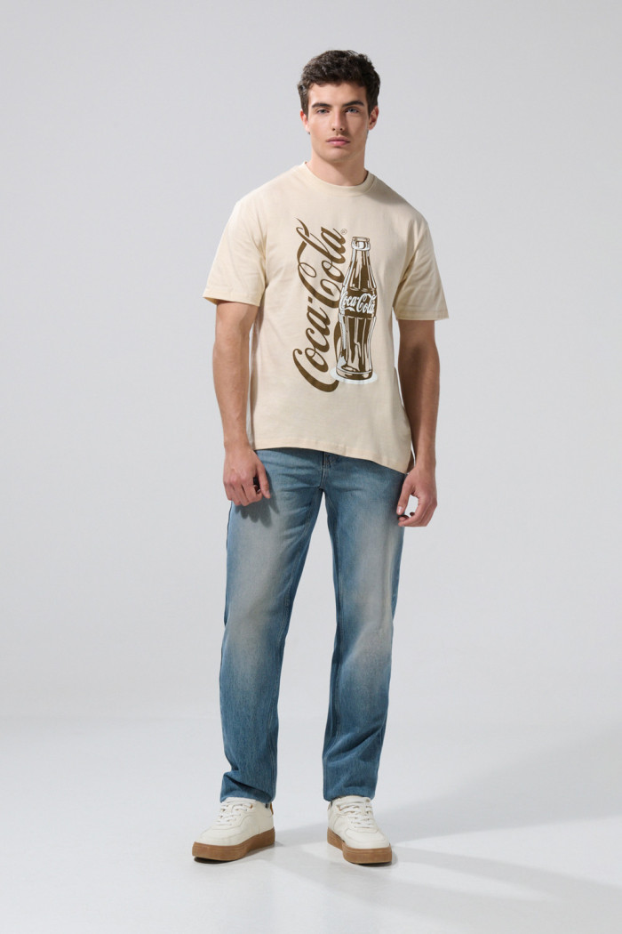 Camiseta kaki clara manga corta con diseño de Coca-Cola